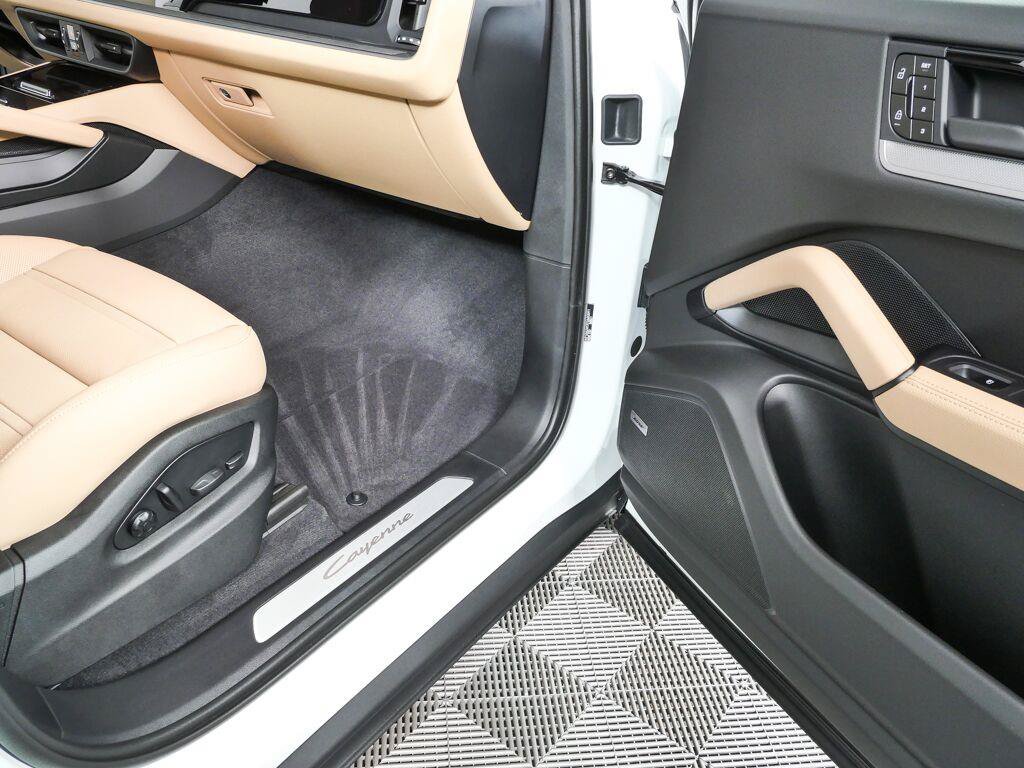 New 2026 Porsche Cayenne Coupe AWD/4WD image 27