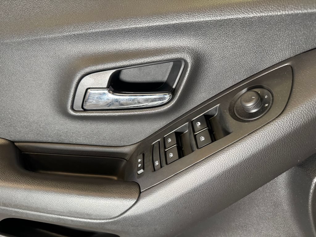 Used 2018 Chevrolet Trax LT w/ LT Convenience Package AWD/4WD image 18