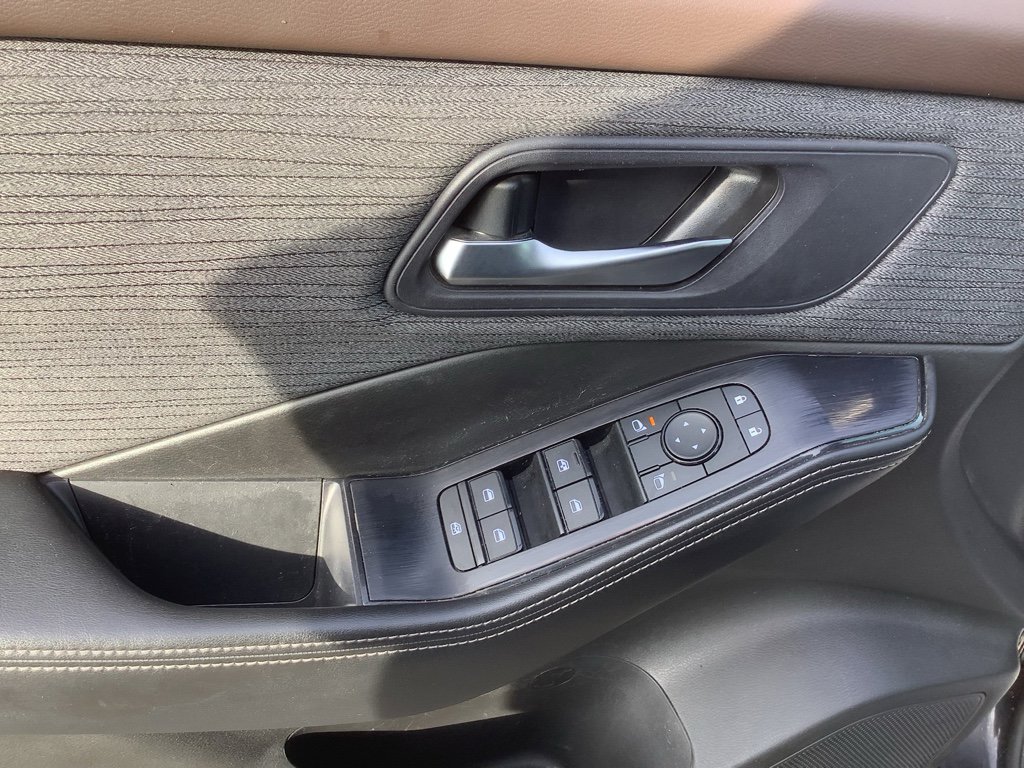 Used 2023 Nissan Rogue SV image 12