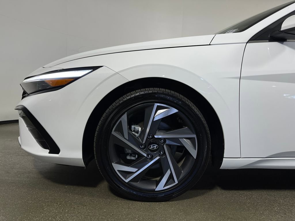 Certified 2025 Hyundai Elantra Limited image 11