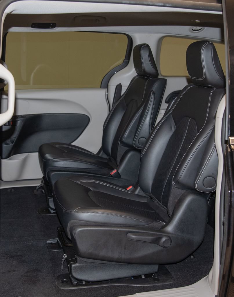 Used 2024 Chrysler Pacifica Select image 10