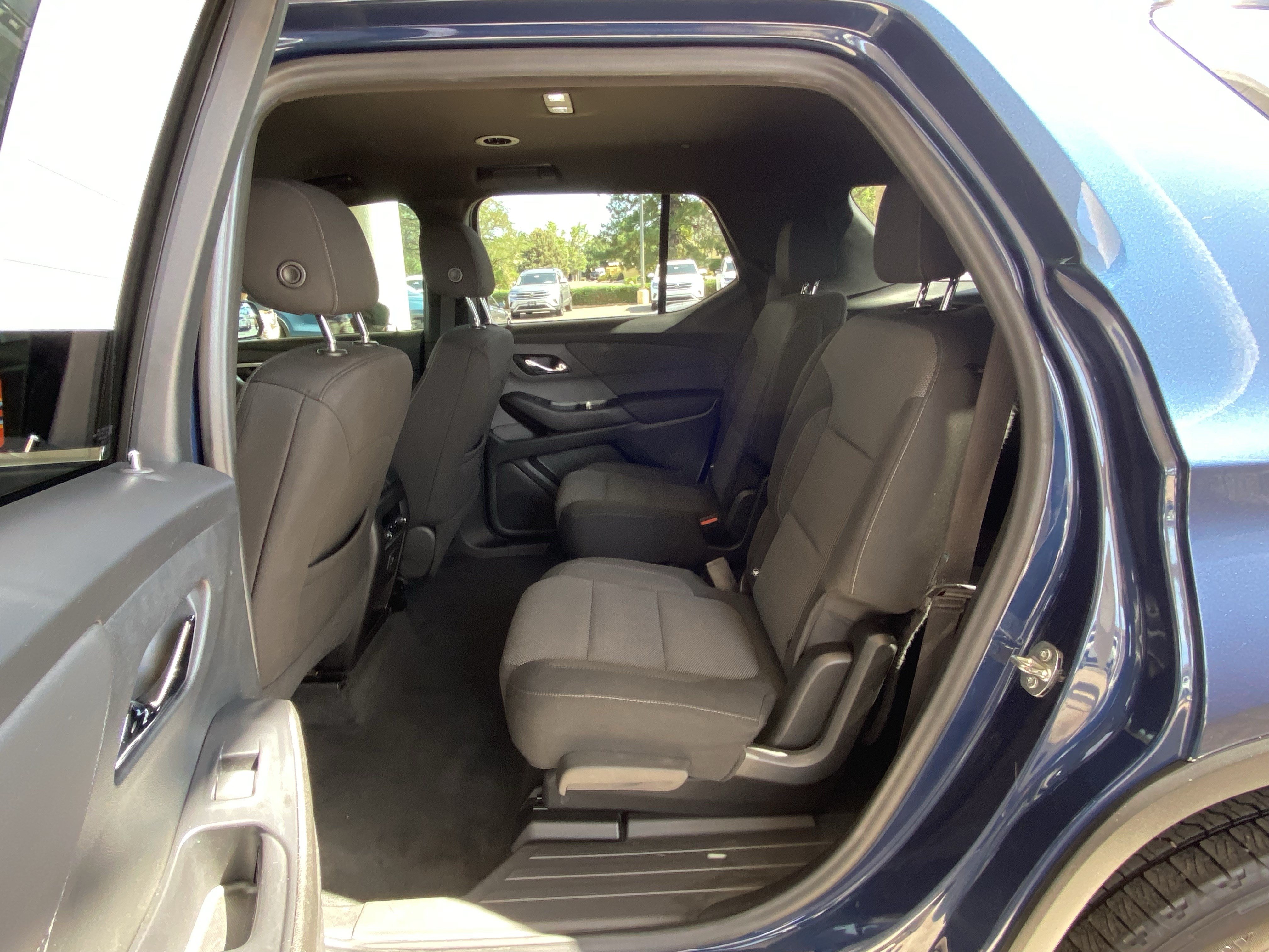 Used 2022 Chevrolet Traverse LT FWD image 39