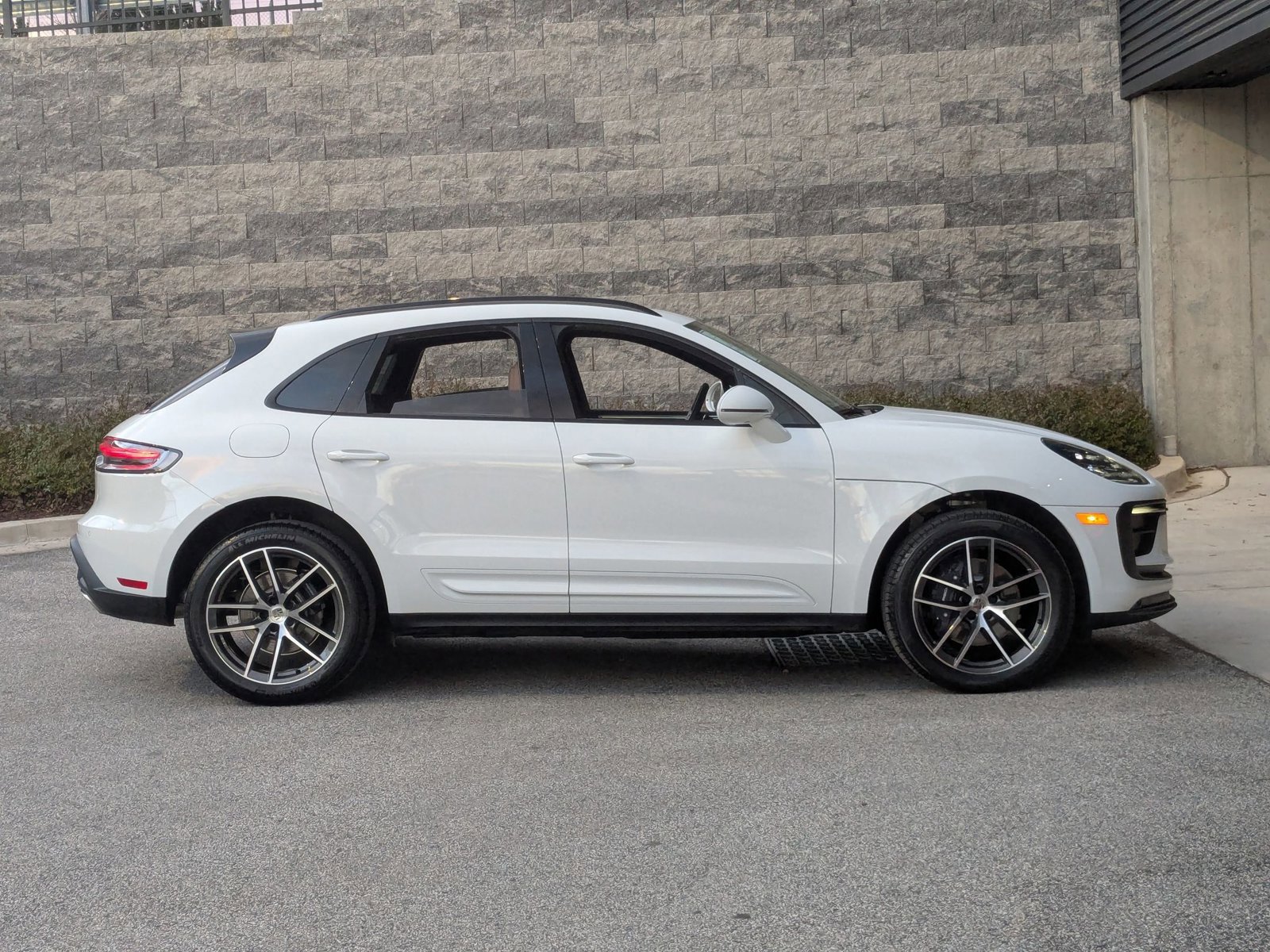Certified 2026 Porsche Macan AWD/4WD image 8