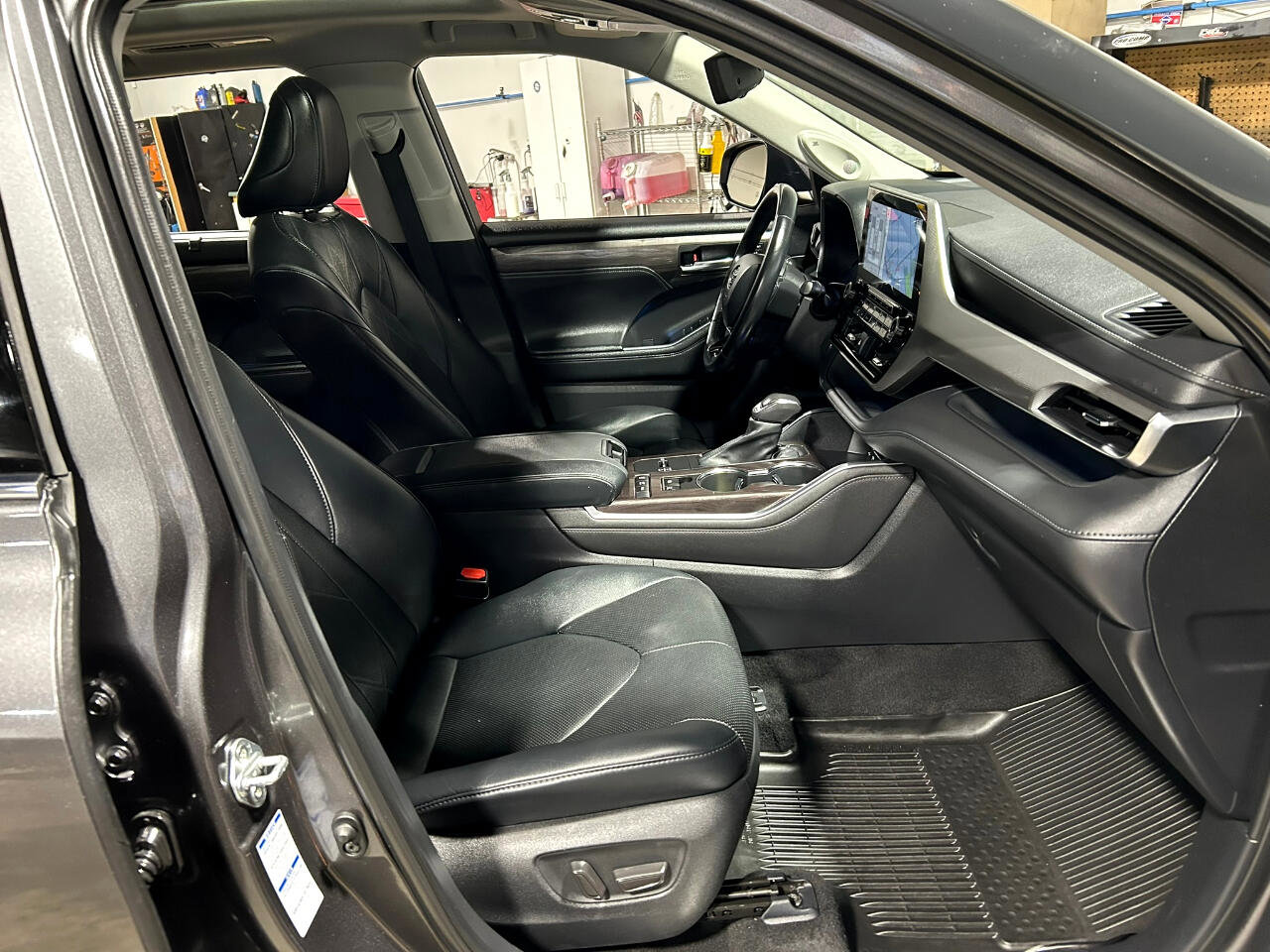 Used 2021 Toyota Highlander Platinum image 18