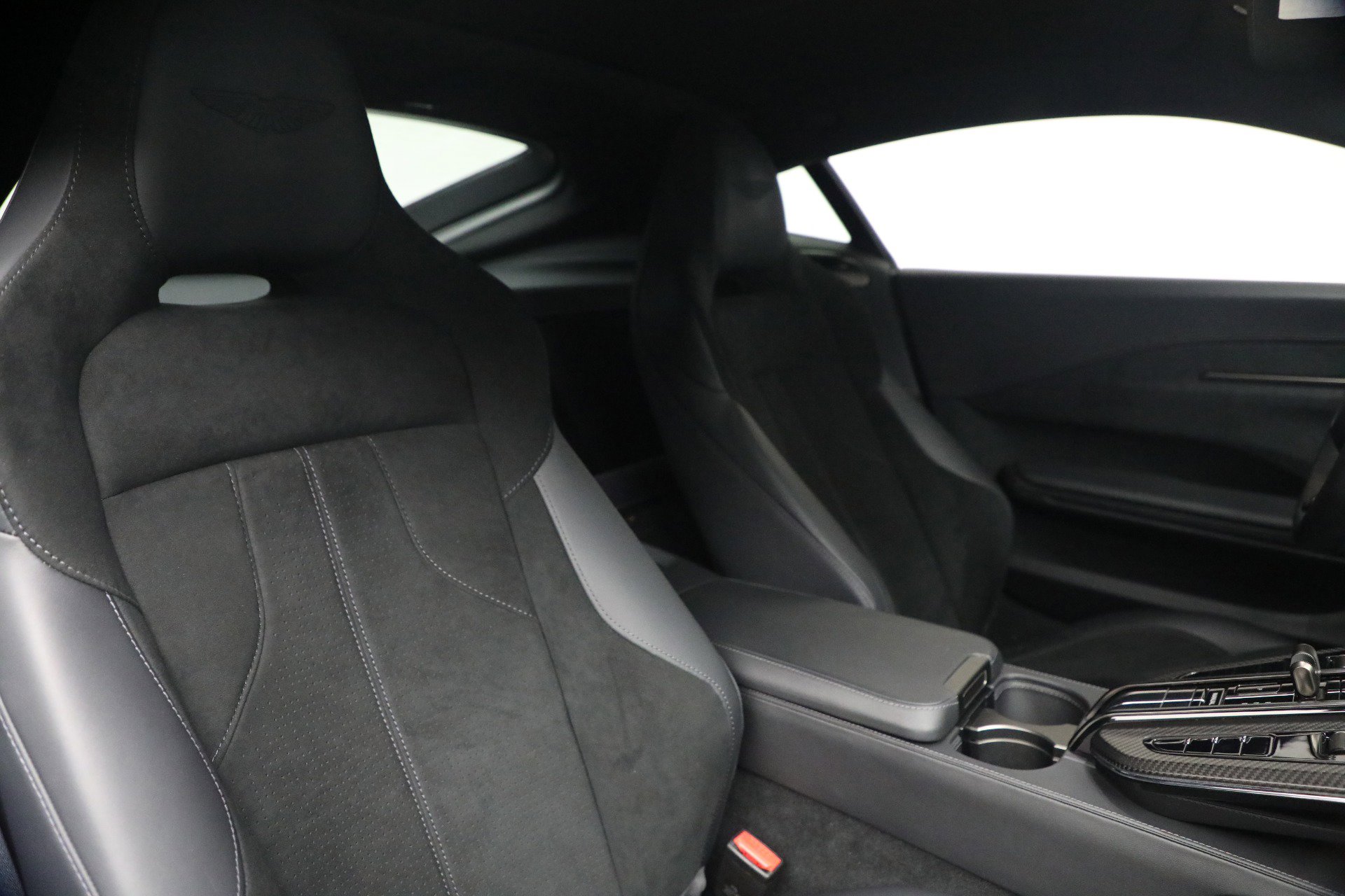 Used 2025 Aston Martin V8 Vantage Coupe image 25