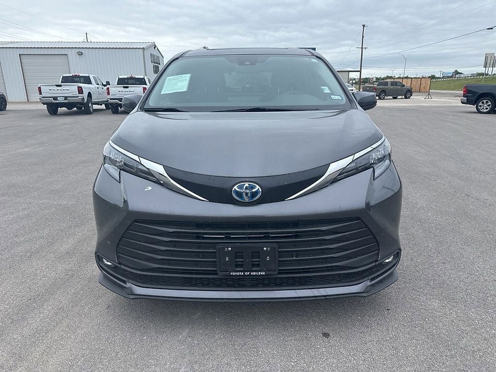 Used 2025 Toyota Sienna XLE FWD image 2