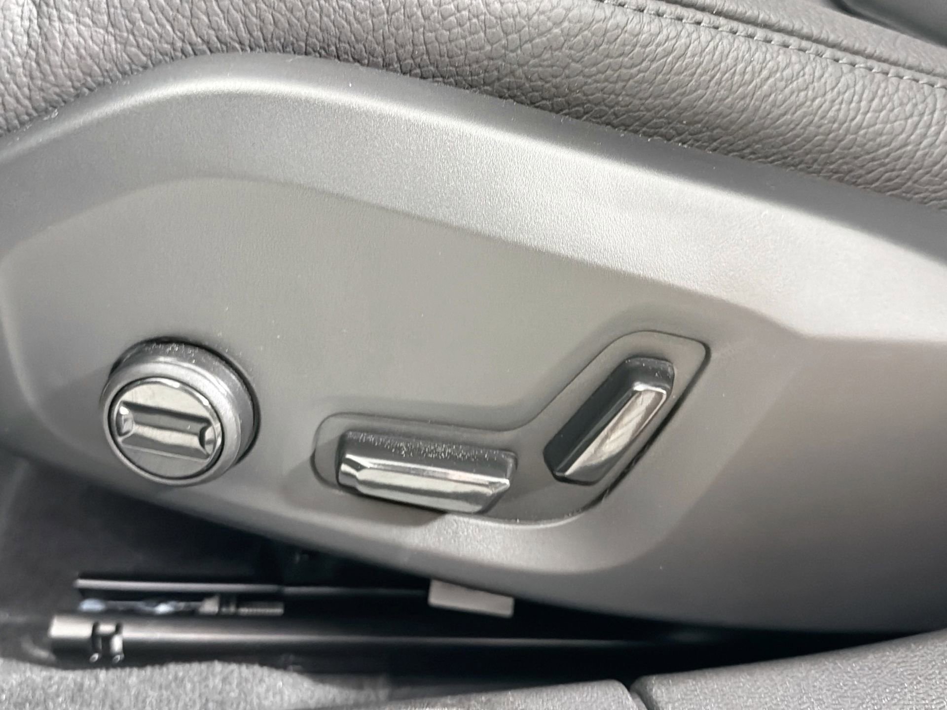 New 2026 Volvo V60 B5 Cross Country Plus w/ Protection Package Premier image 17