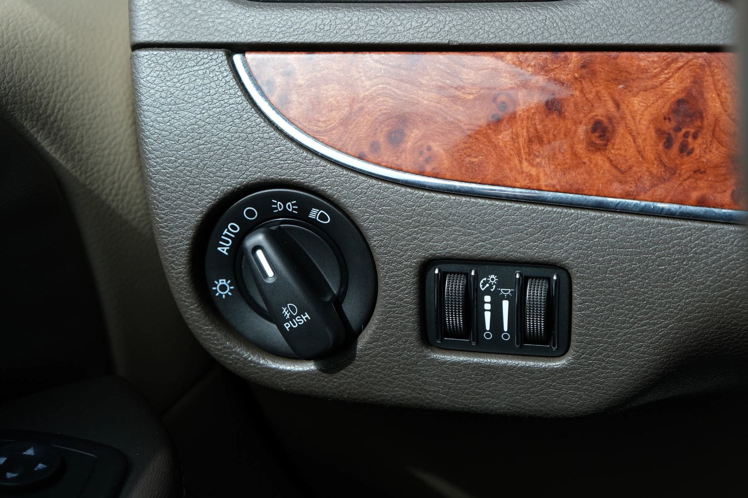 Used 2015 Chrysler Town & Country Touring image 35