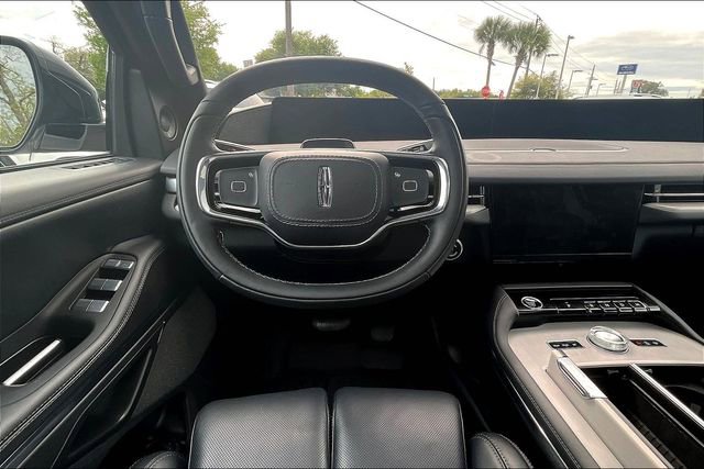 Used 2025 Lincoln Navigator Reserve w/ Jet Appearance Package image 8