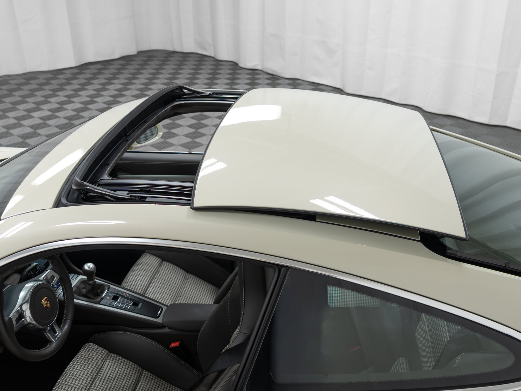 Certified 2014 Porsche 911 50th Anniversary Edition RWD image 24