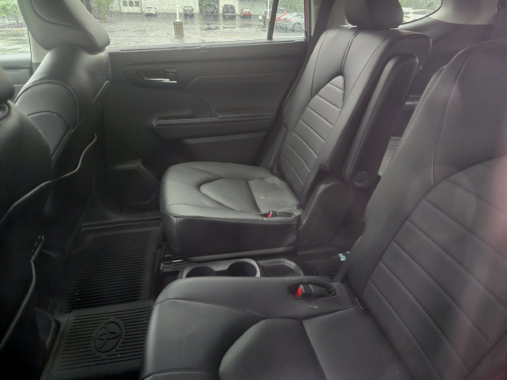 Used 2024 Toyota Highlander XLE AWD/4WD image 24