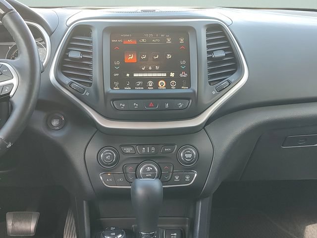 Used 2017 Jeep Cherokee Overland w/ Technology Group AWD/4WD image 13