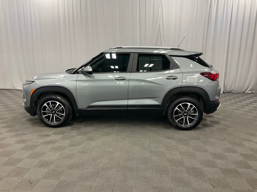 Used 2025 Chevrolet TrailBlazer LT image 3