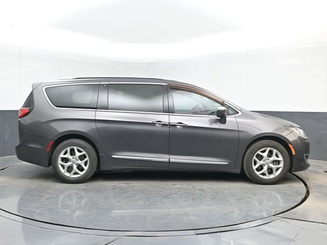Used 2017 Chrysler Pacifica Touring-L Plus w/ Tire & Wheel Group FWD image 11
