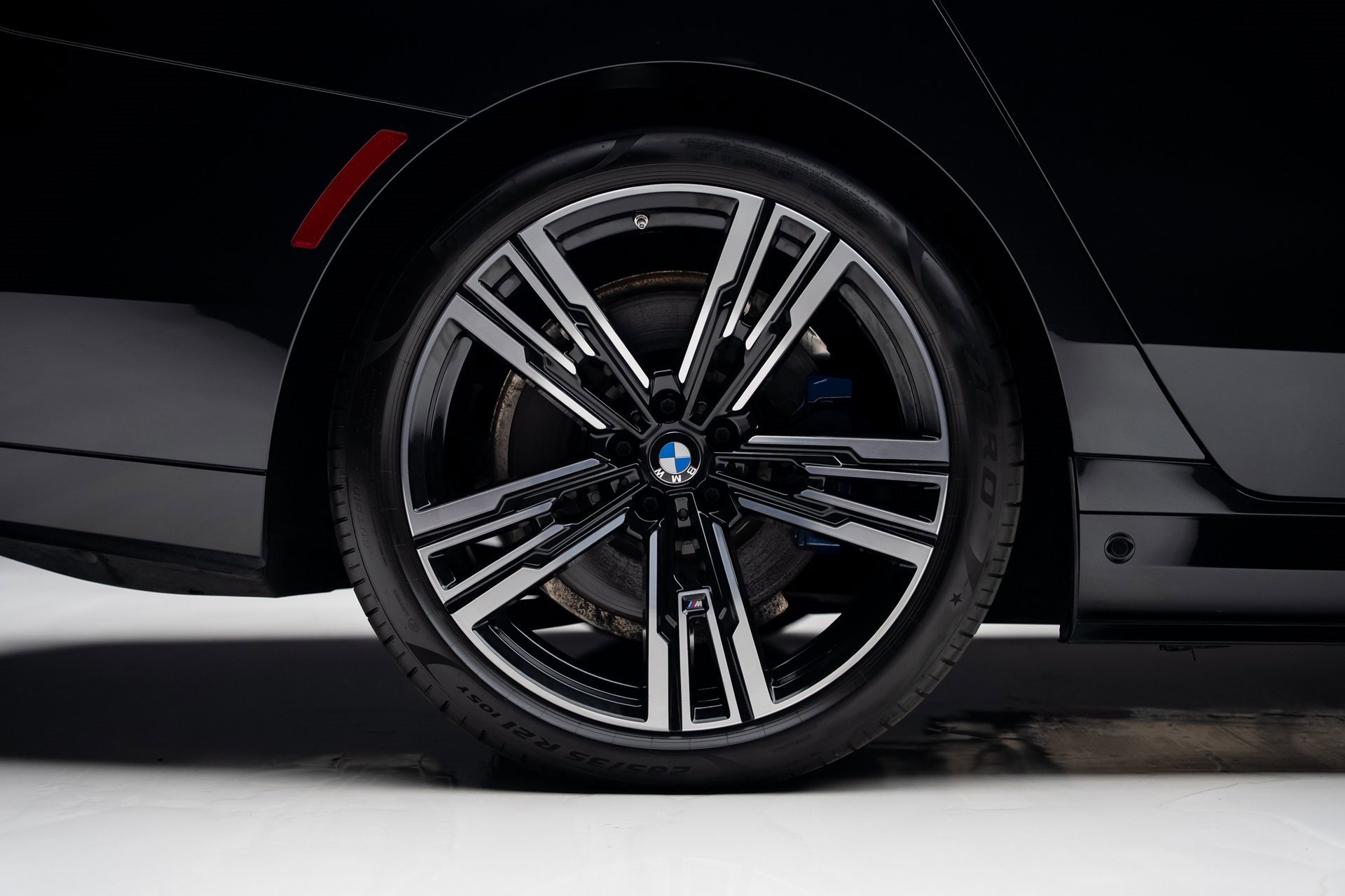 Used 2023 BMW i7 xDrive60 w/ Executive Package 2 image 36