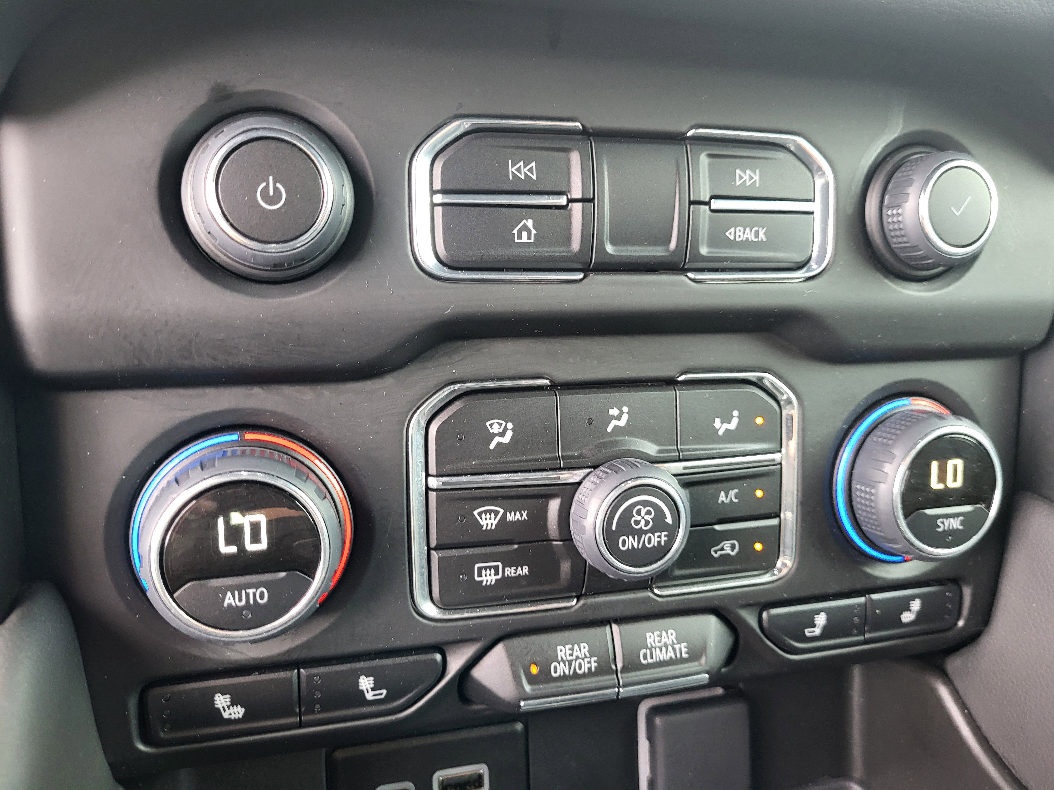 Used 2024 Chevrolet Tahoe Z71 w/ Luxury Package image 28