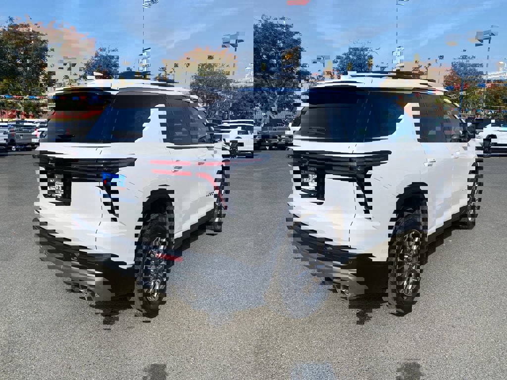 Used 2025 Chevrolet Traverse LT image 11