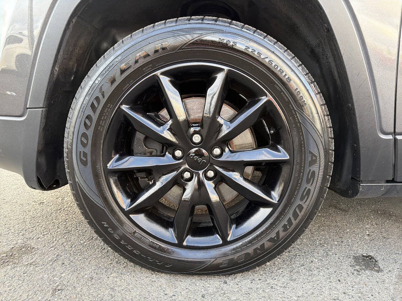 Used 2015 Jeep Cherokee Limited w/ Trailer Tow Group AWD/4WD image 2