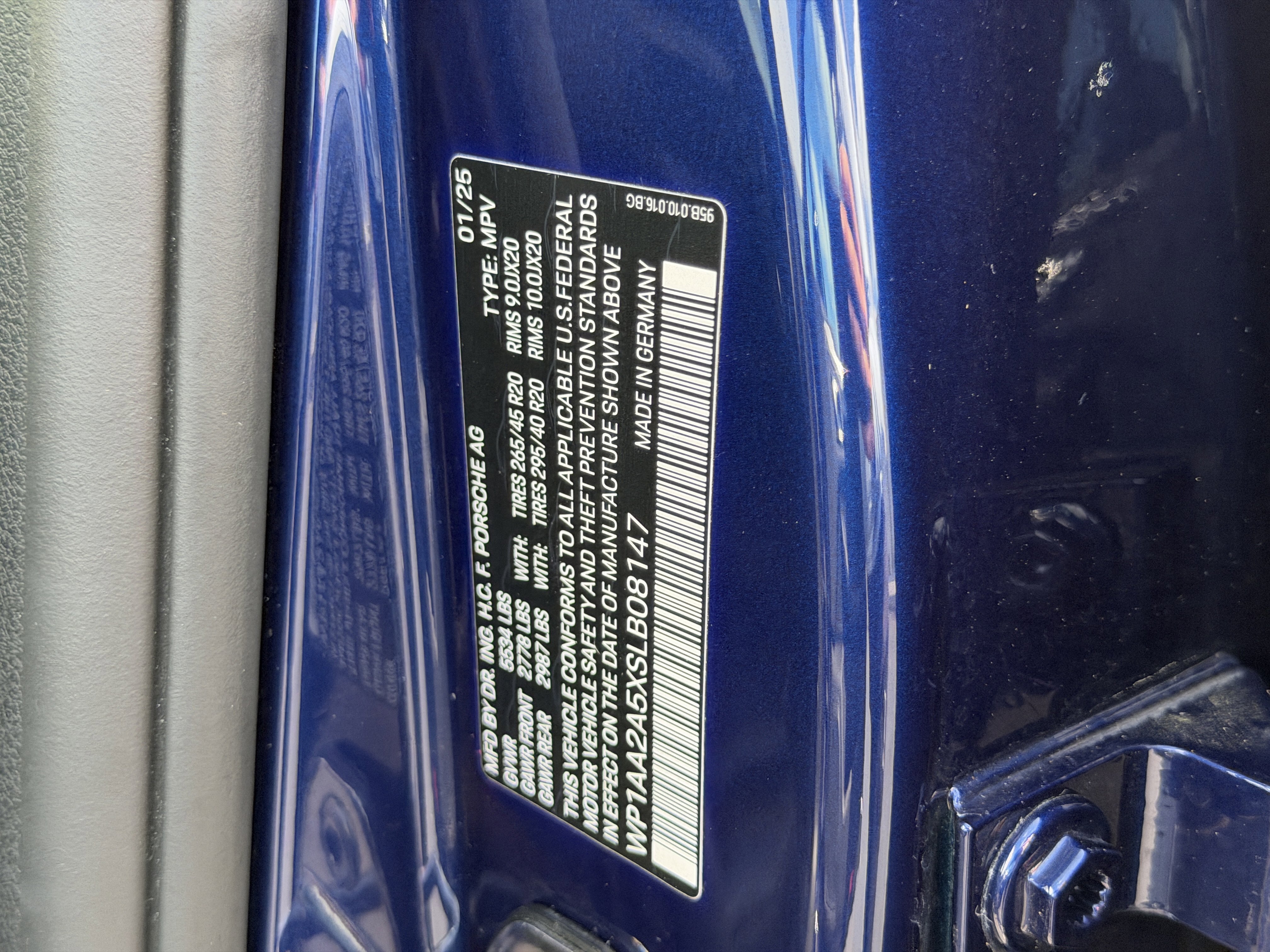 Certified 2025 Porsche Macan image 40