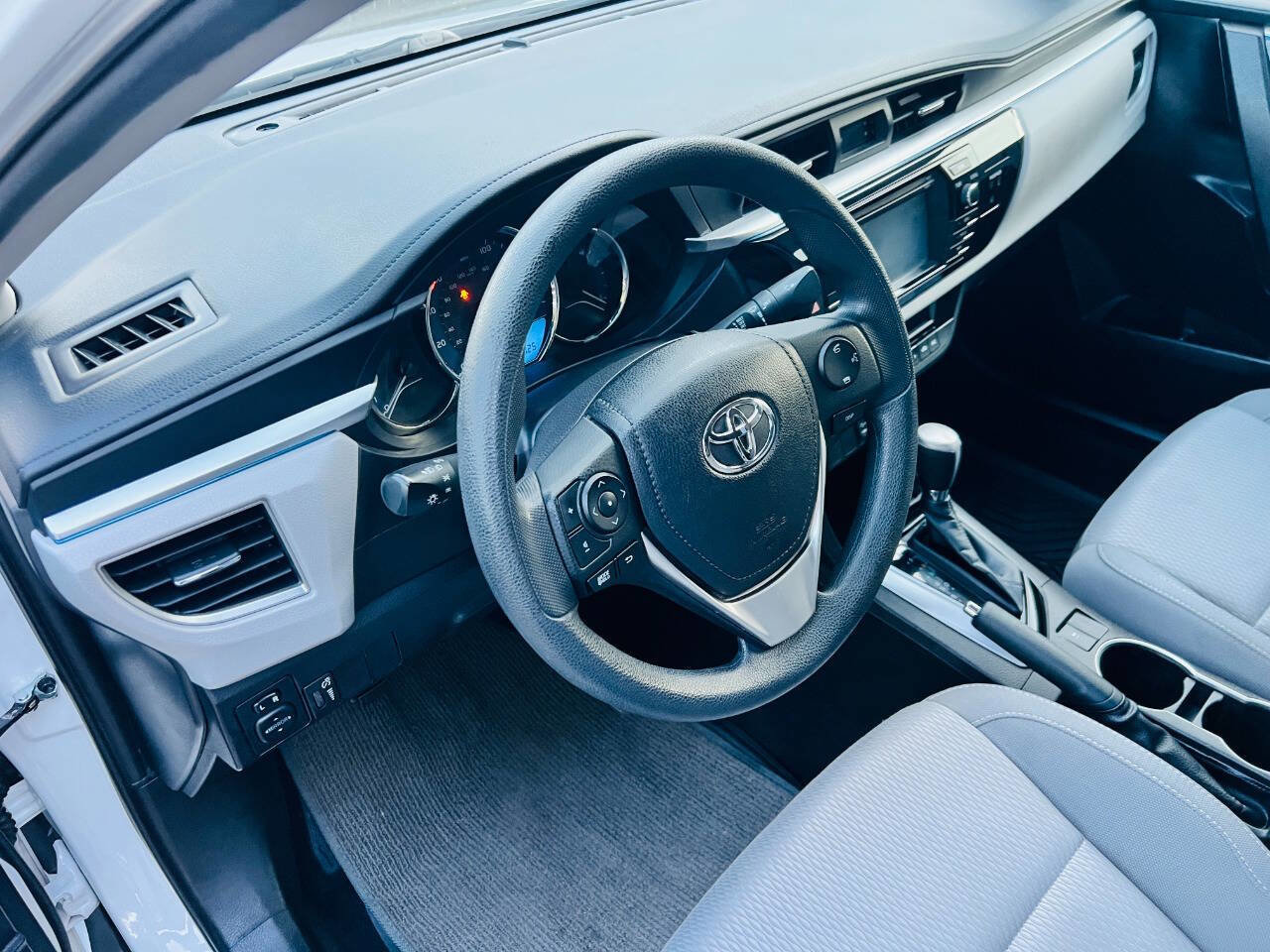Used 2015 Toyota Corolla LE FWD image 18