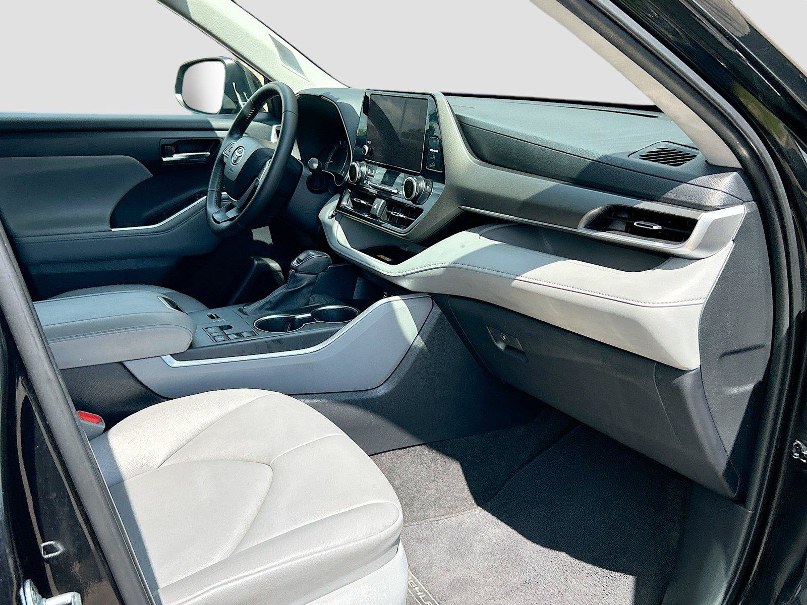 Used 2024 Toyota Highlander XLE FWD image 15