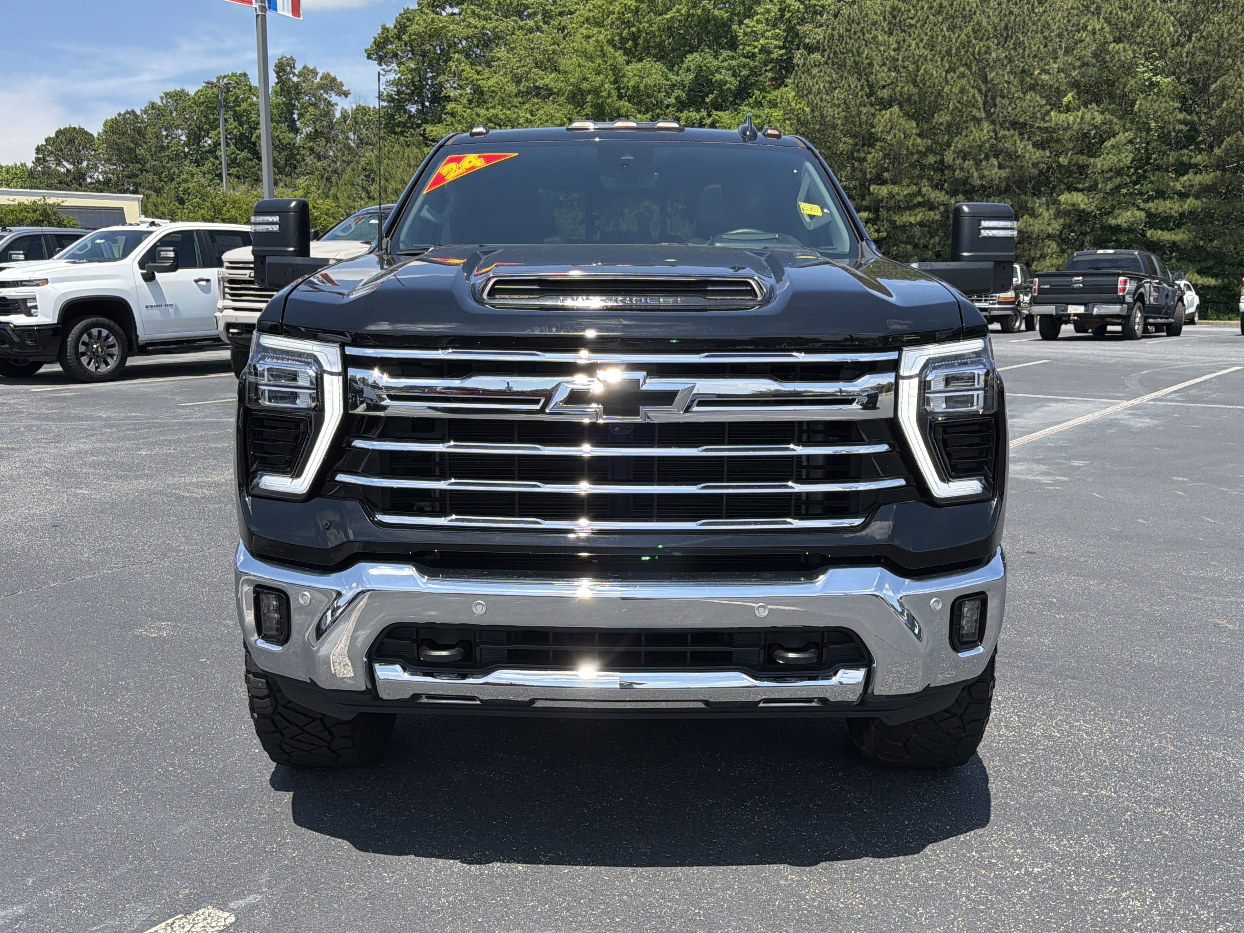 Used 2024 Chevrolet Silverado 2500 LTZ w/ LTZ Convenience Package AWD/4WD image 2