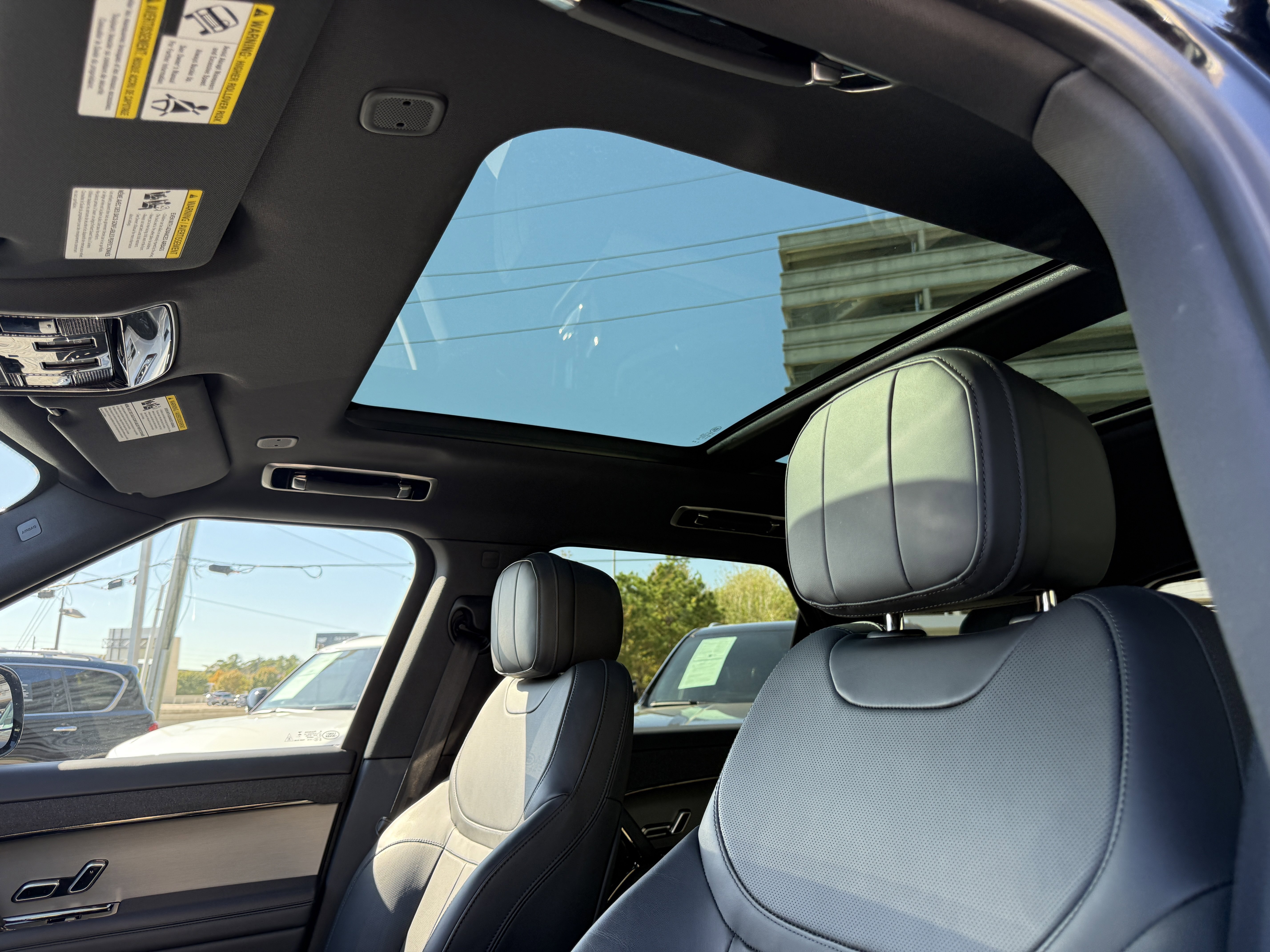 Used 2025 Land Rover Range Rover Sport SE image 14