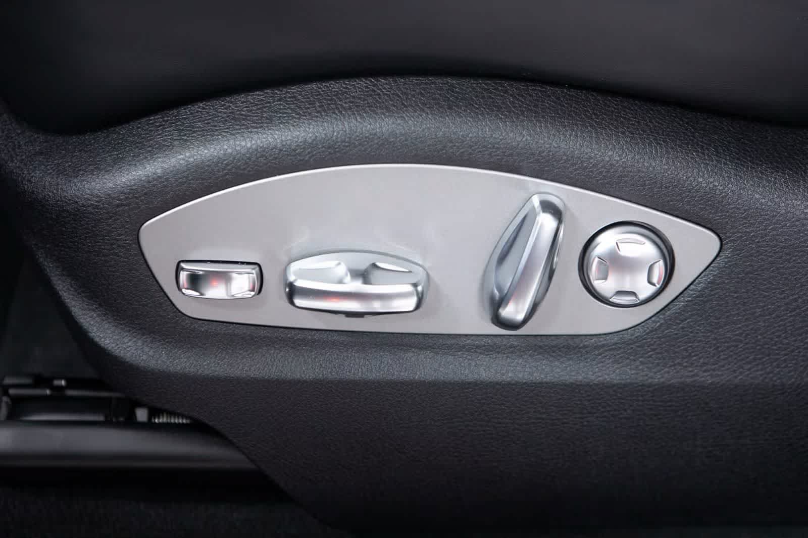 Certified 2026 Porsche Macan AWD/4WD image 23