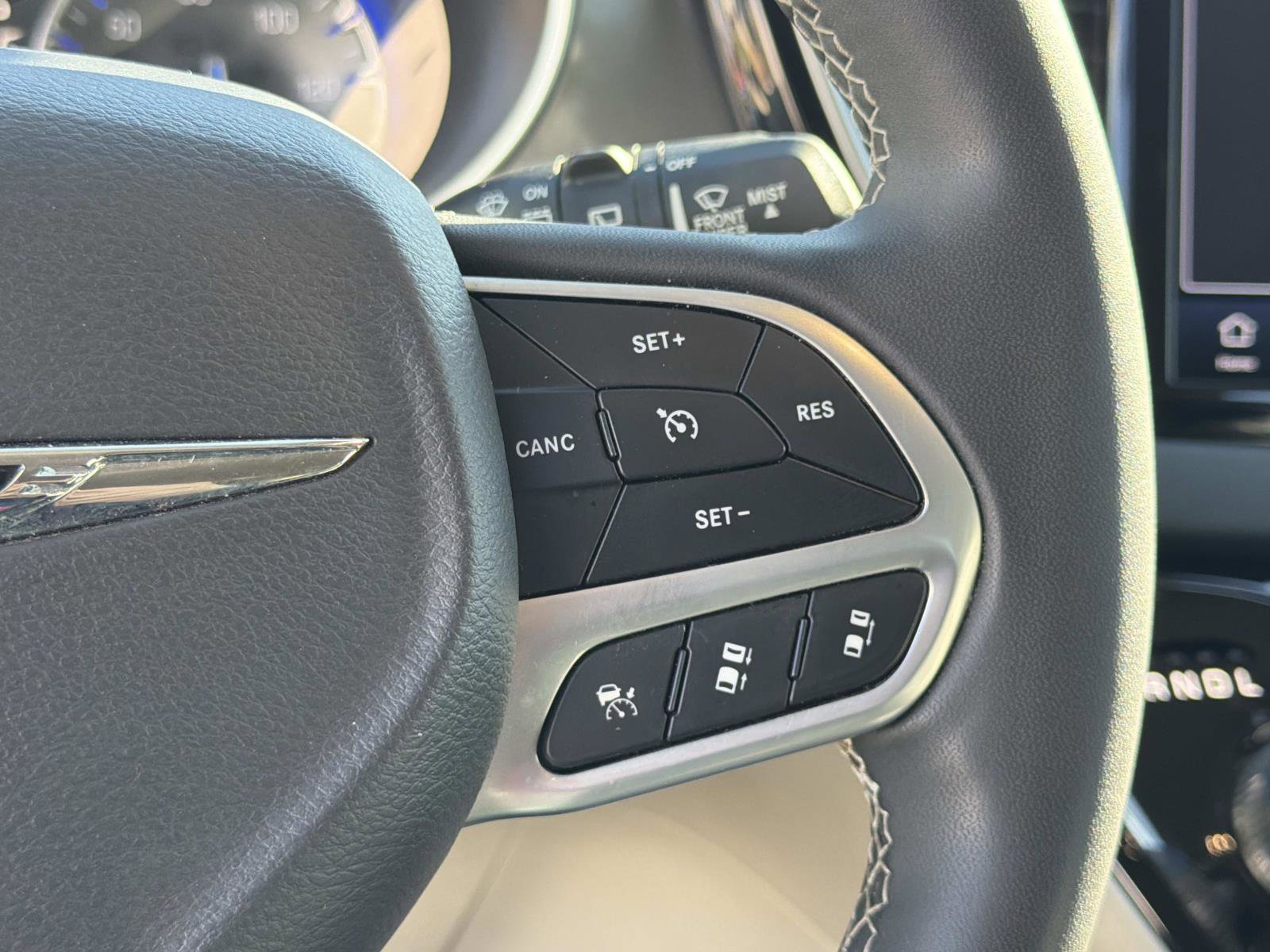 Used 2023 Chrysler Pacifica Touring-L image 10