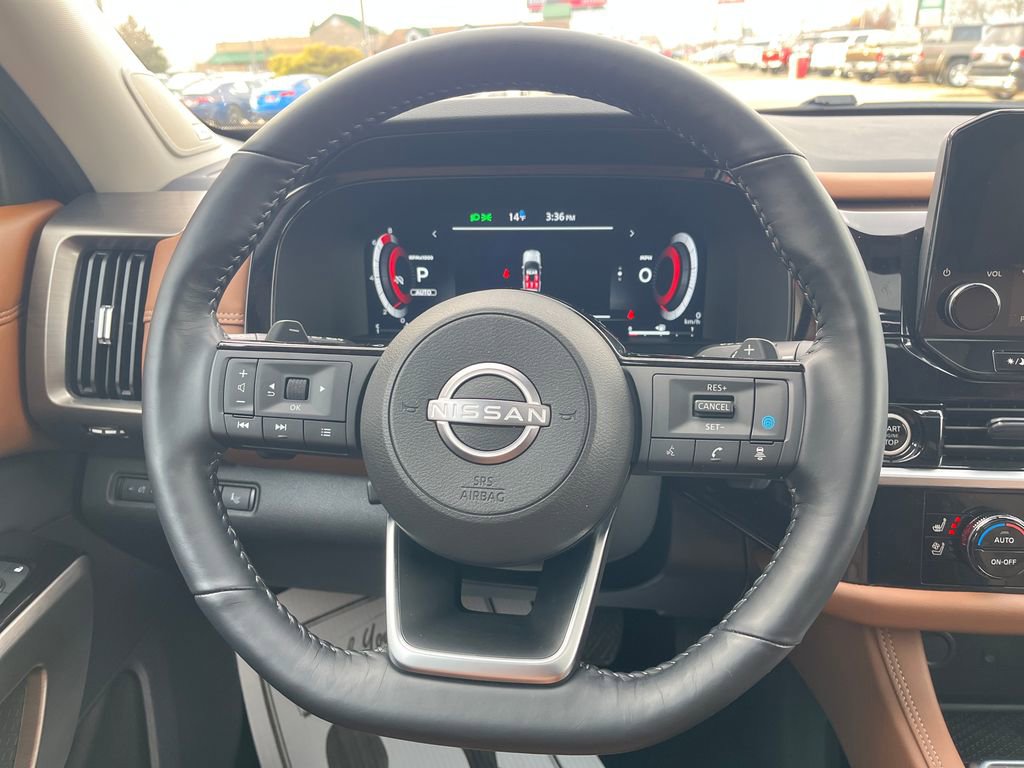 Used 2024 Nissan Pathfinder Platinum image 16