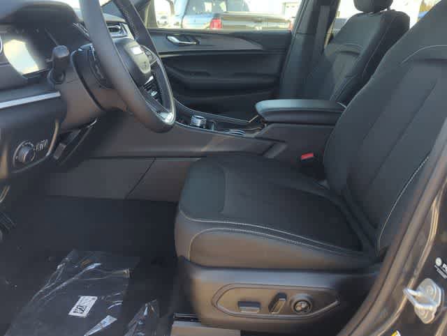 Used 2025 Jeep Grand Cherokee Laredo AWD/4WD image 16