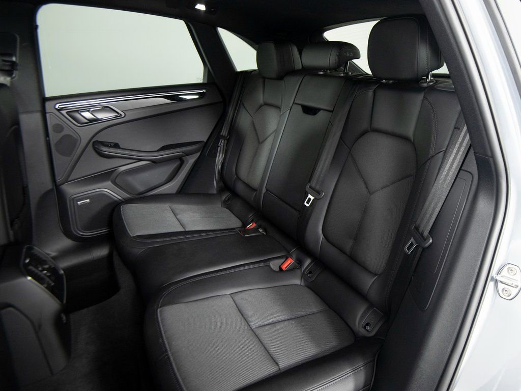 Certified 2025 Porsche Macan image 33