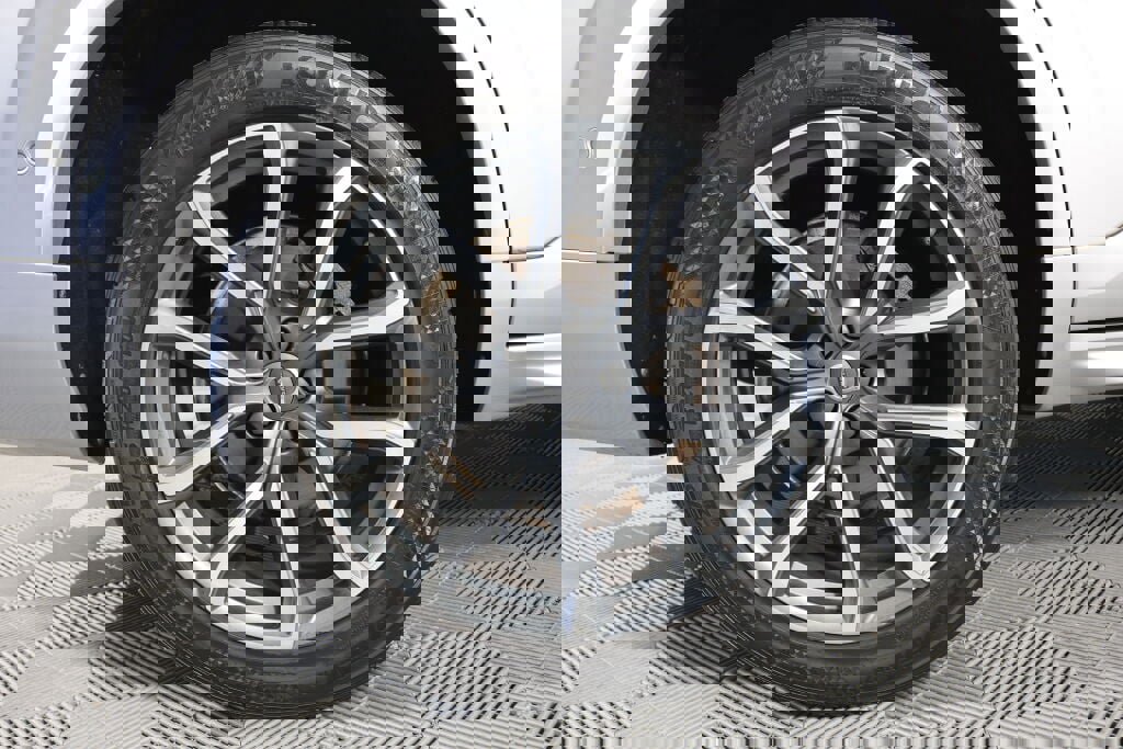 Used 2016 Volvo XC90 T6 Momentum w/ Momentum Plus Package image 4