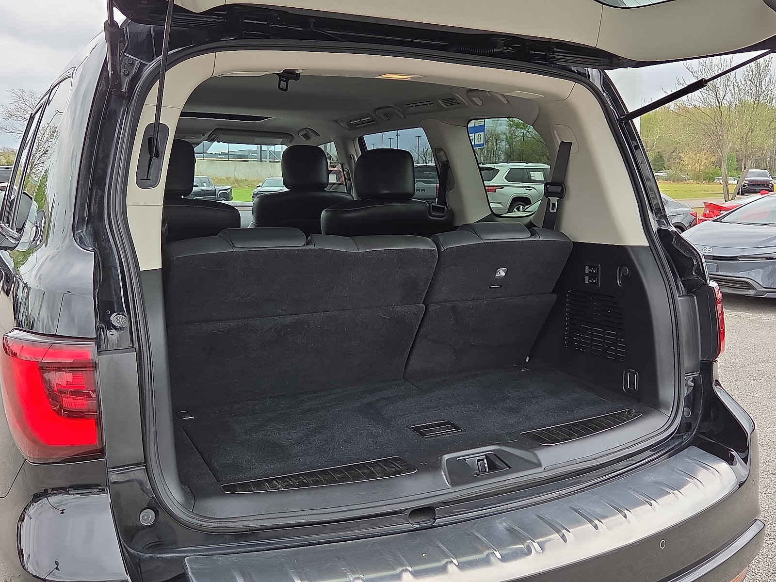 Used 2019 INFINITI QX80 Luxe w/ 22" Wheel Package image 8