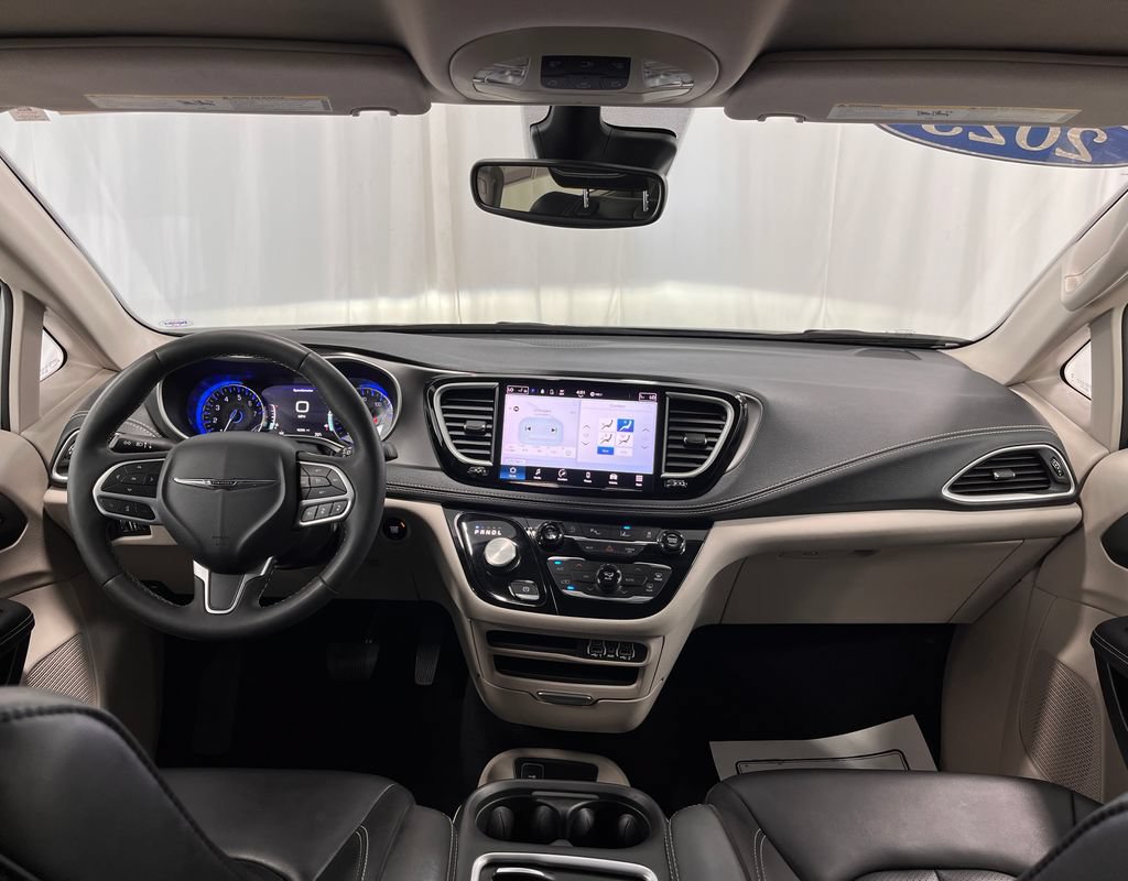 Used 2023 Chrysler Pacifica Touring-L AWD/4WD image 2