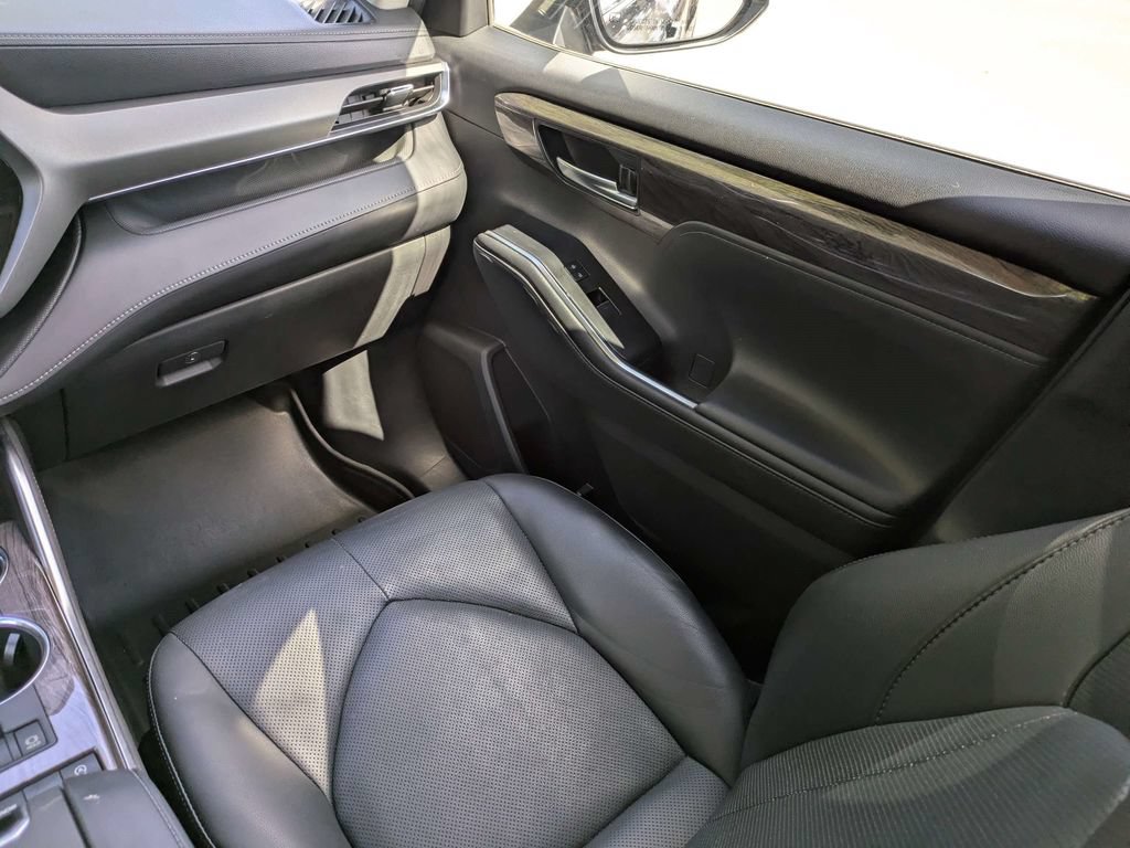 Used 2021 Toyota Highlander Limited FWD image 18