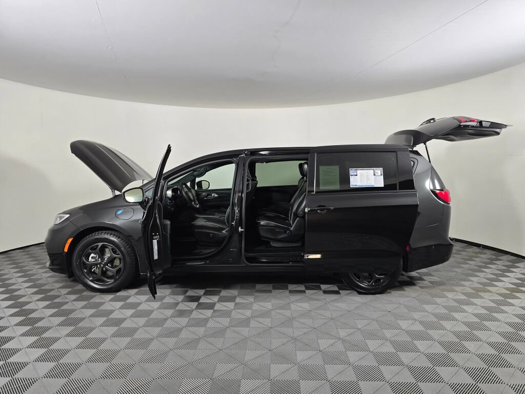 Used 2023 Chrysler Pacifica Limited w/ Uconnect Theater Family Group FWD image 16