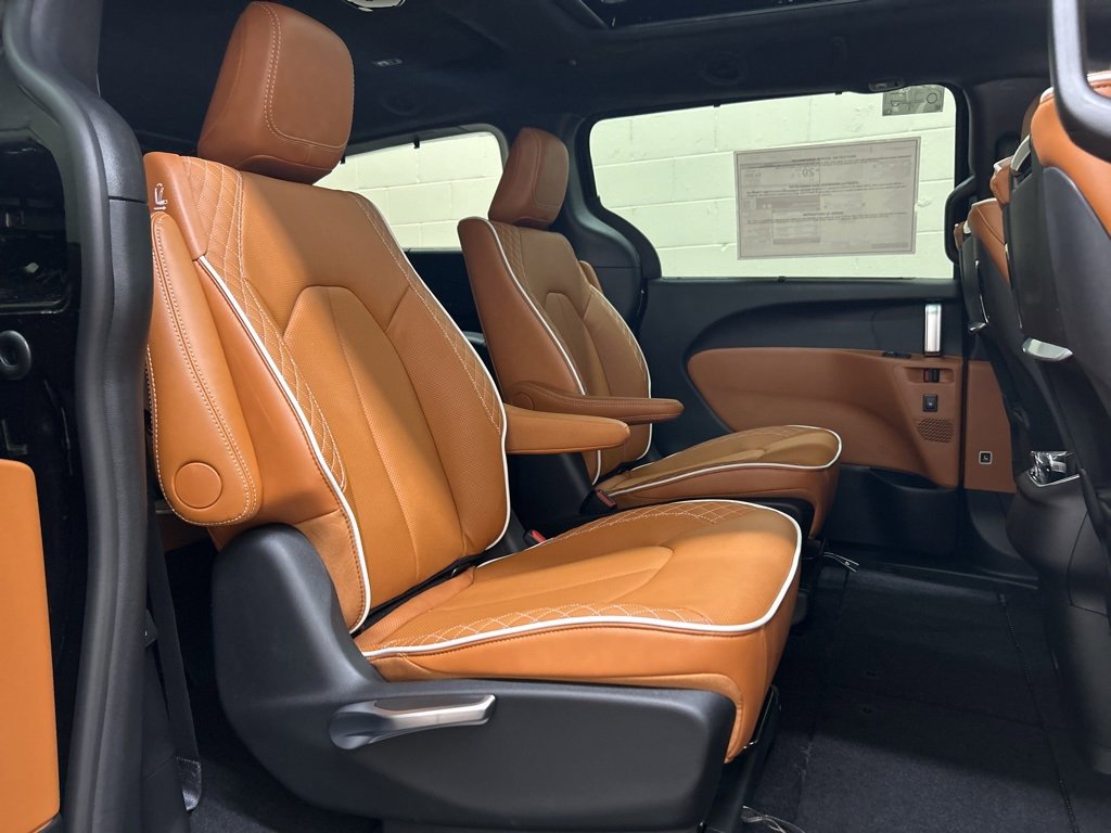 New 2026 Chrysler Pacifica Pinnacle image 11