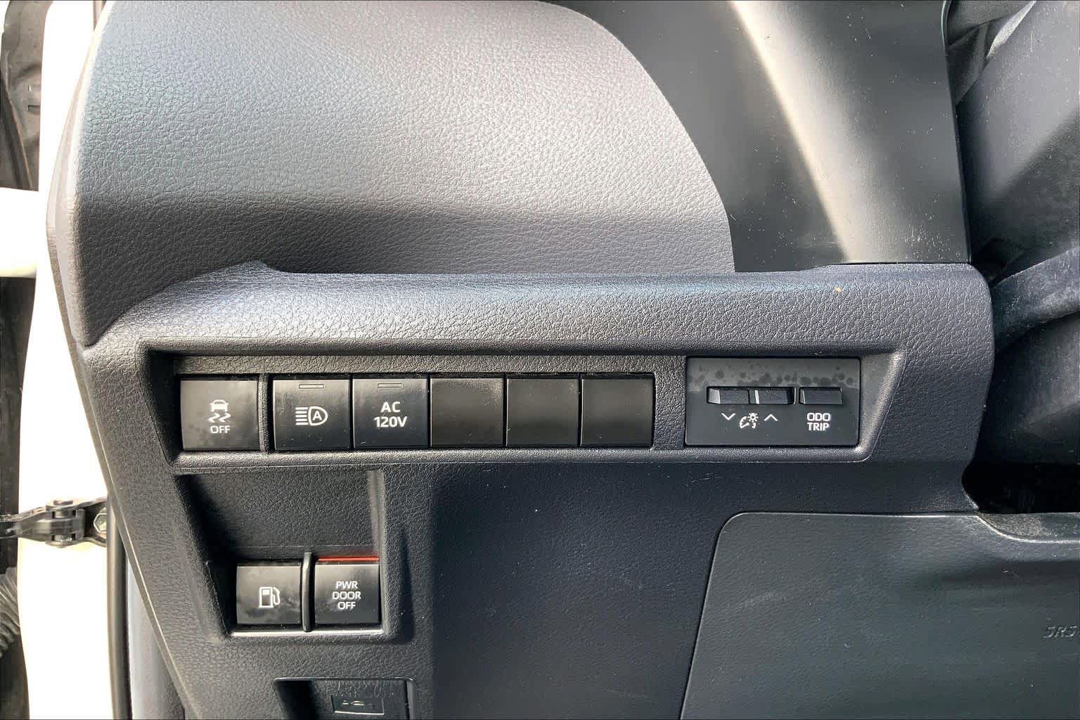 Used 2023 Toyota Sienna XSE w/ XSE Plus Package FWD image 33