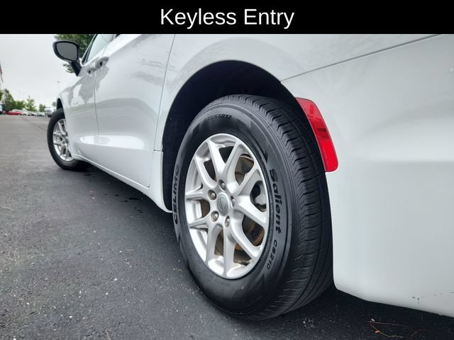 Used 2025 Chrysler Pacifica Select FWD image 17