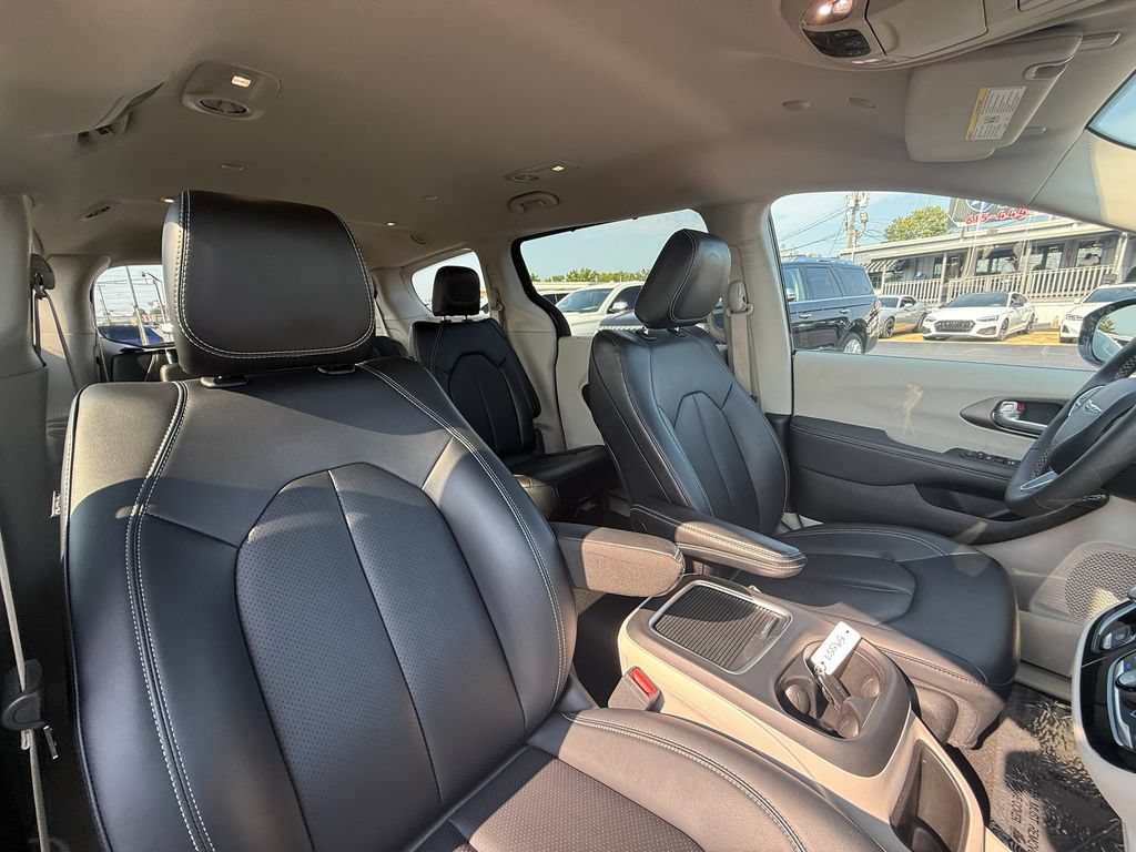 Used 2024 Chrysler Pacifica Touring-L FWD image 24