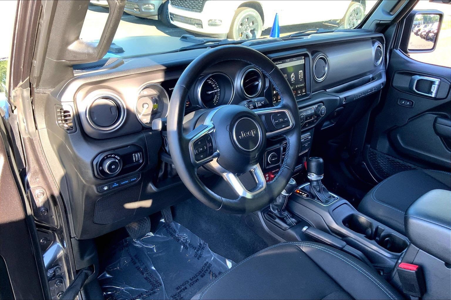 Used 2023 Jeep Wrangler Unlimited Rubicon 4xe w/ Cold Weather Group AWD/4WD image 17