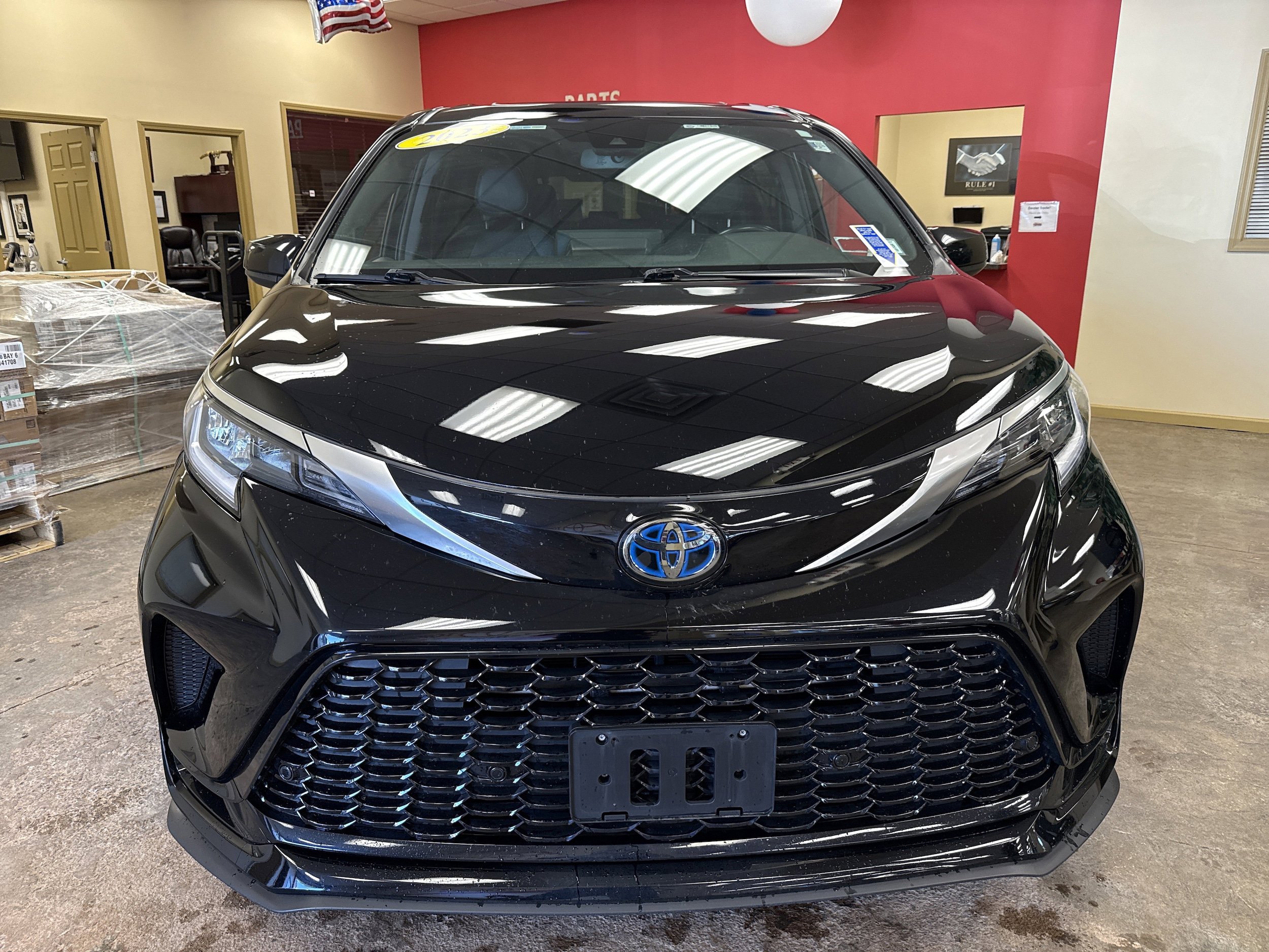 Used 2023 Toyota Sienna XSE w/ XSE Plus Package AWD/4WD image 2