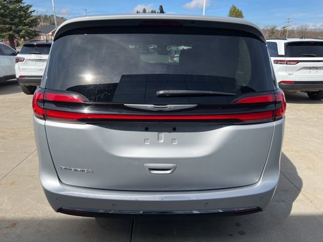 Used 2024 Chrysler Pacifica Touring-L image 5