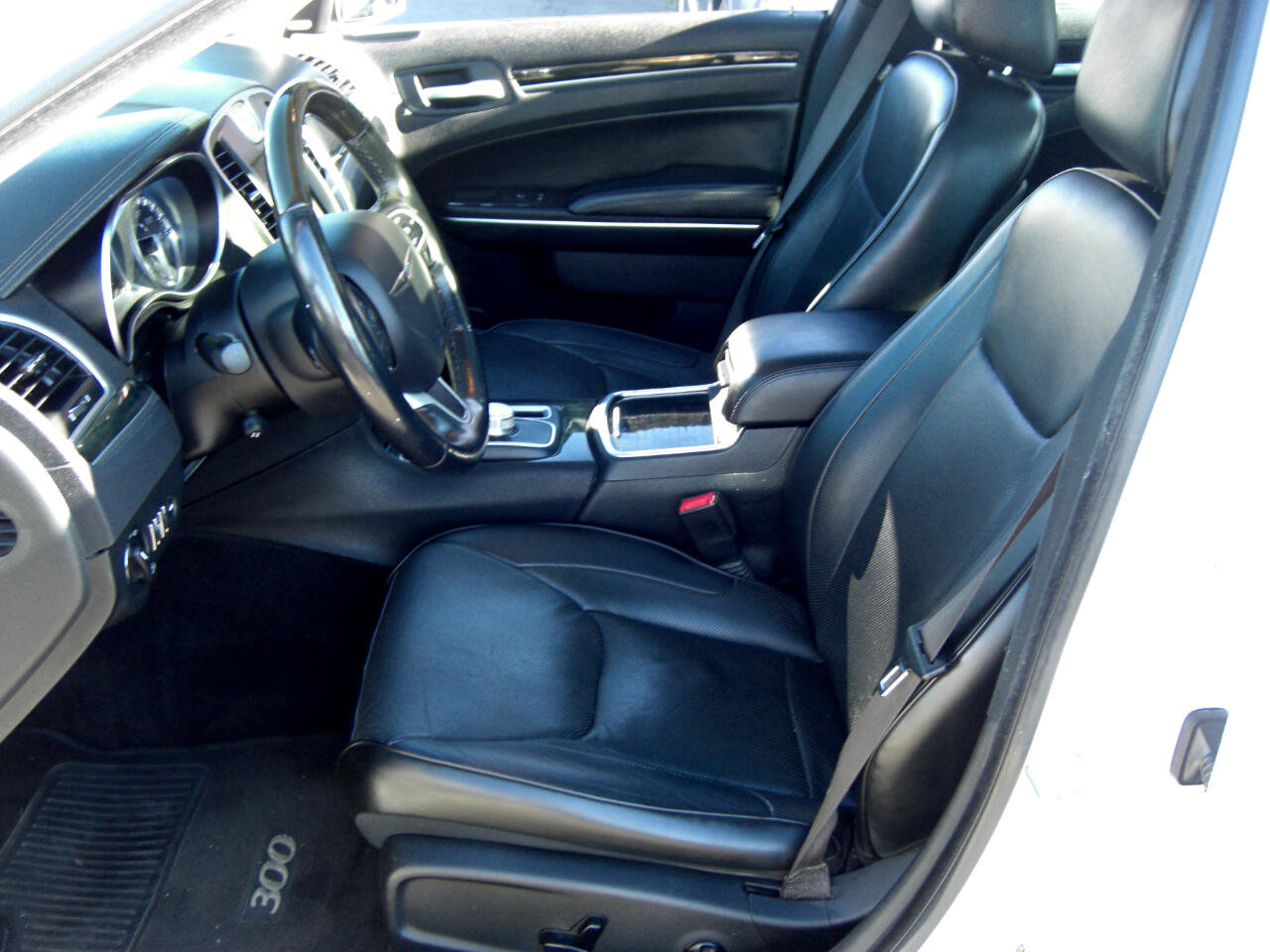 Used 2016 Chrysler 300 C image 17