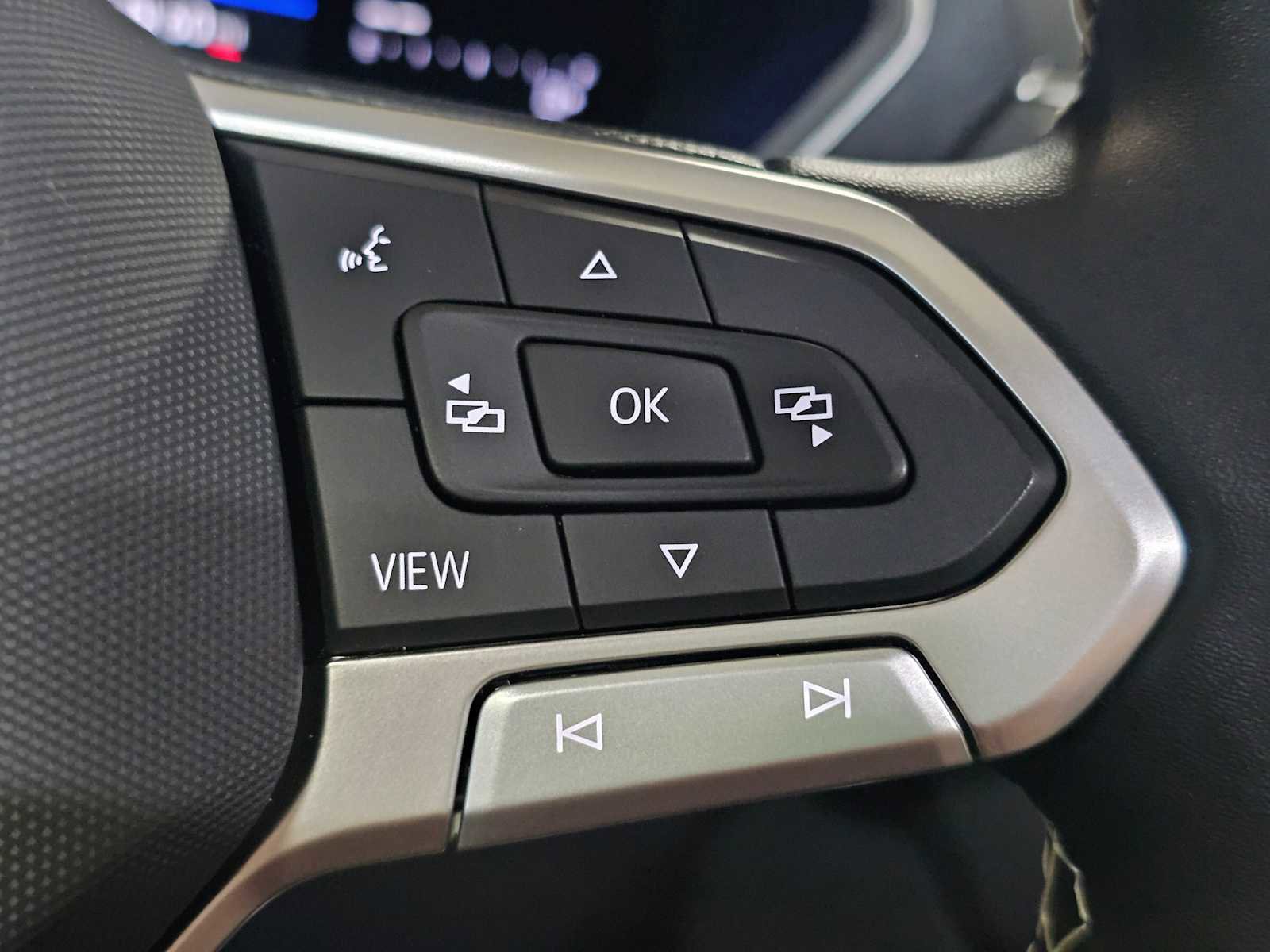 Used 2023 Volkswagen Tiguan SE w/ Panoramic Sunroof Package image 26