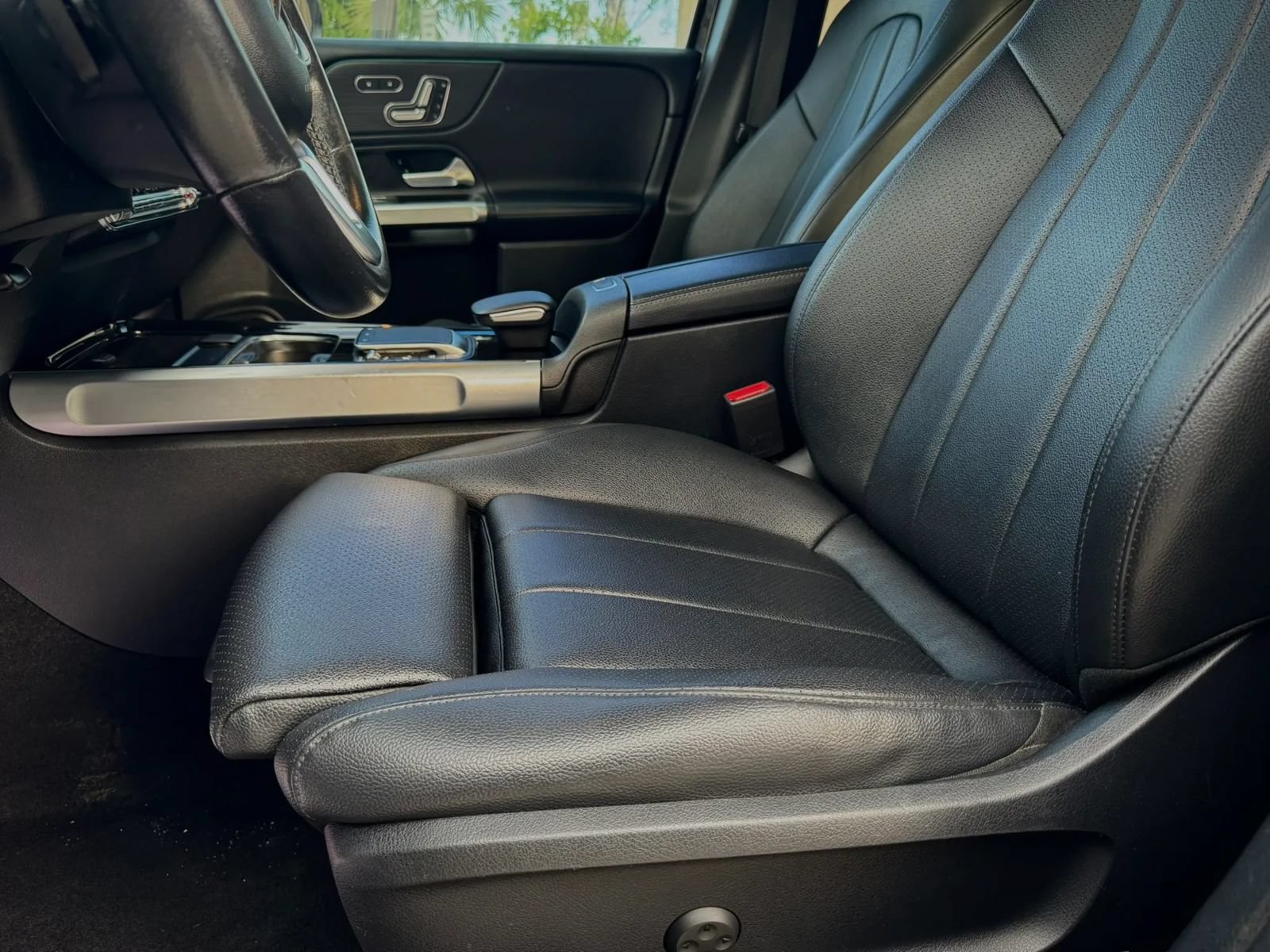 Used 2022 Mercedes-Benz GLB 250 w/ Premium Package image 34