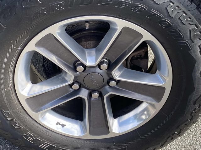 Used 2019 Jeep Wrangler Unlimited Sahara w/ Dual Top Group AWD/4WD image 31