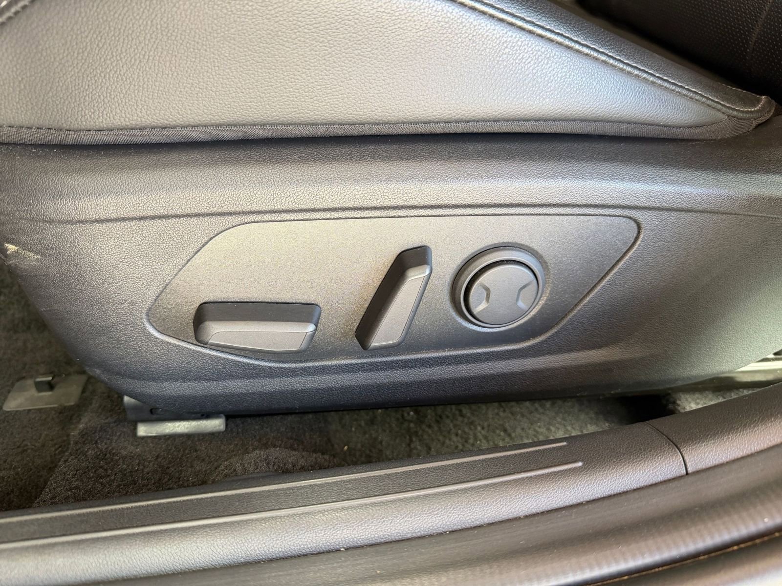 Used 2025 Hyundai Elantra Limited image 23