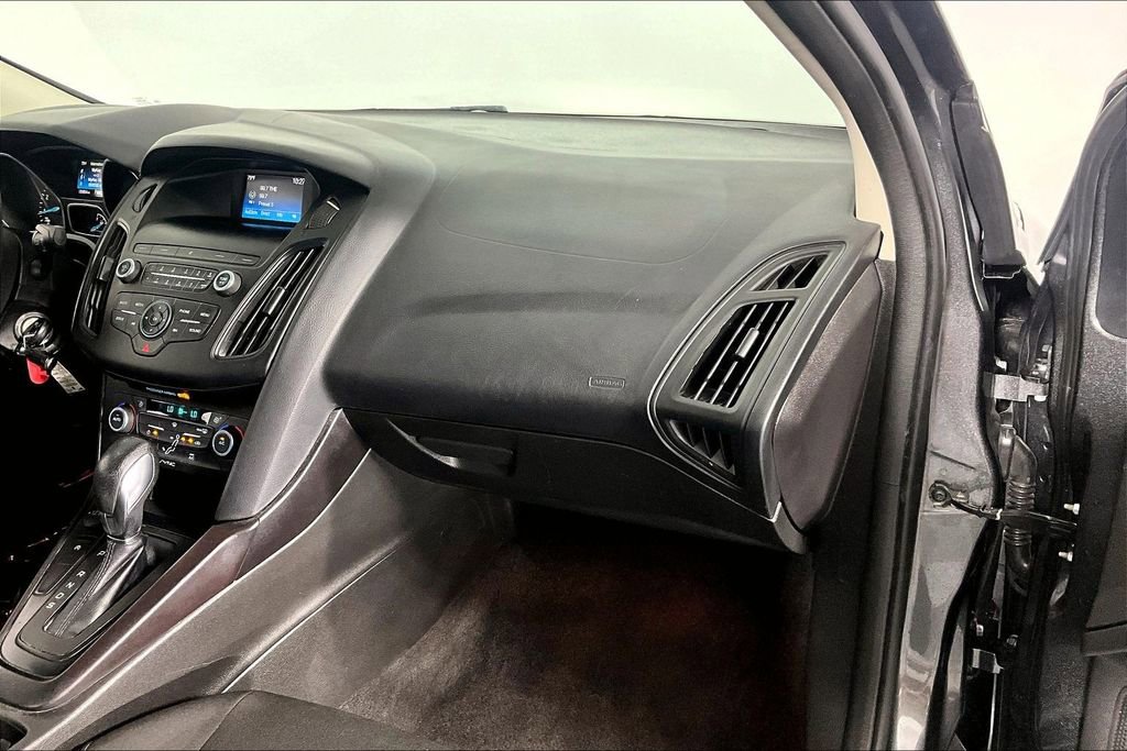 Used 2018 Ford Focus SE w/ SE Appearance Package FWD image 16